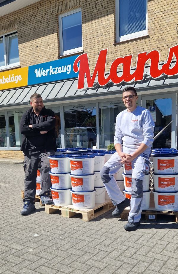 Dennis & Robin Mansholt vor dem Fachhandel Mansholt — Gründer von VALQON